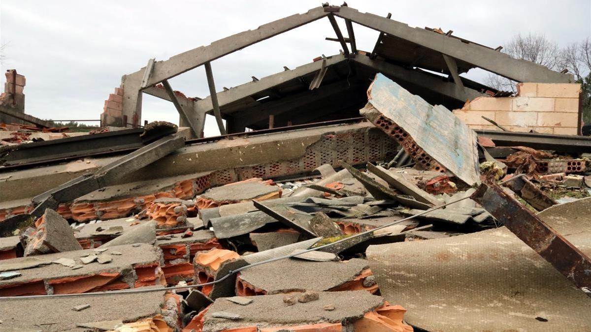 Los restos de uralita dispersados por el tornado del Alt Empordà se retirarán