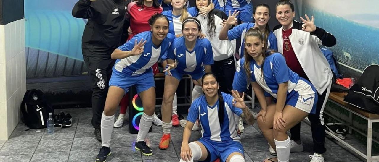 Las jugadoras del Càrcer celebran el triunfo ante el Levante.