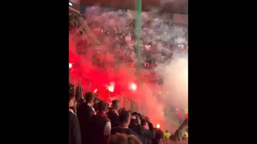 De locos: Los ultras del Slavia de Praga provocan la suspensión cuando... ¡iban a ser campeones!