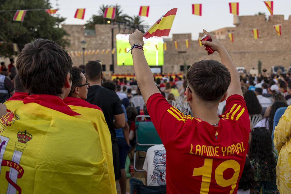 Cientos de melillenses celebran en la calle el pase a la final de España en la Eurocopa
