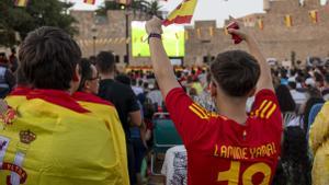 Cientos de melillenses celebran en la calle el pase a la final de España en la Eurocopa