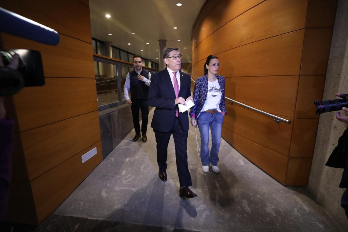 El presidente del PAR, Arturo Aliaga, junto a Esther Peirat y Jesús Guerrero.