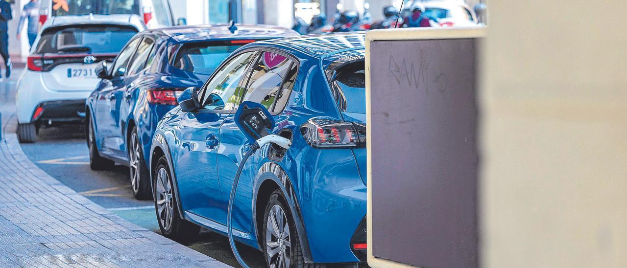 Un coche ecológico recarga su batería en un punto de carga de la ciudad de Benidorm, en una imagen de archivo.