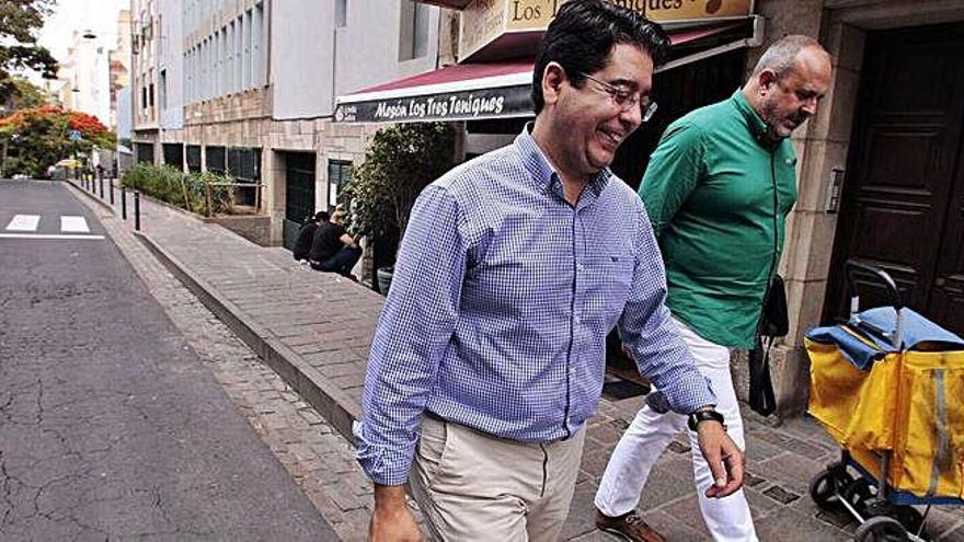 Pedro Marín y Enrique Arriaga a la salida del restaurante donde mantuvieron la reunión.