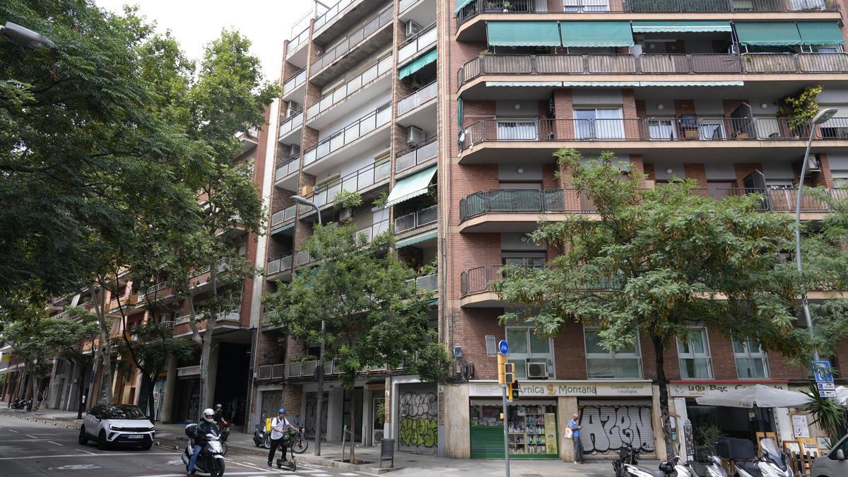 Edificio del 248 del carrer Navas de Tolosa en el que presuntamente se han quitado la vida dos hermanas de 64 y 54 años que vivían en el sobreático primera precipitándose por un patio en interior