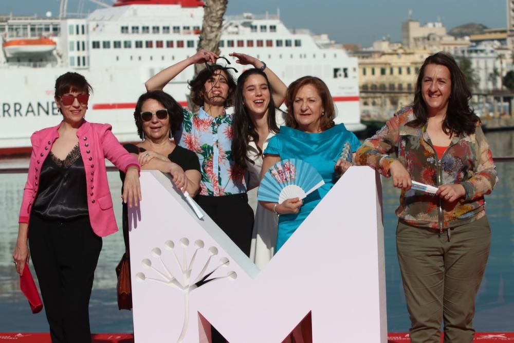 El elenco de la cinta, que concursa en la Sección Oficial, posa para los medios en el Muelle Uno con su directora Marta Díaz al frente.