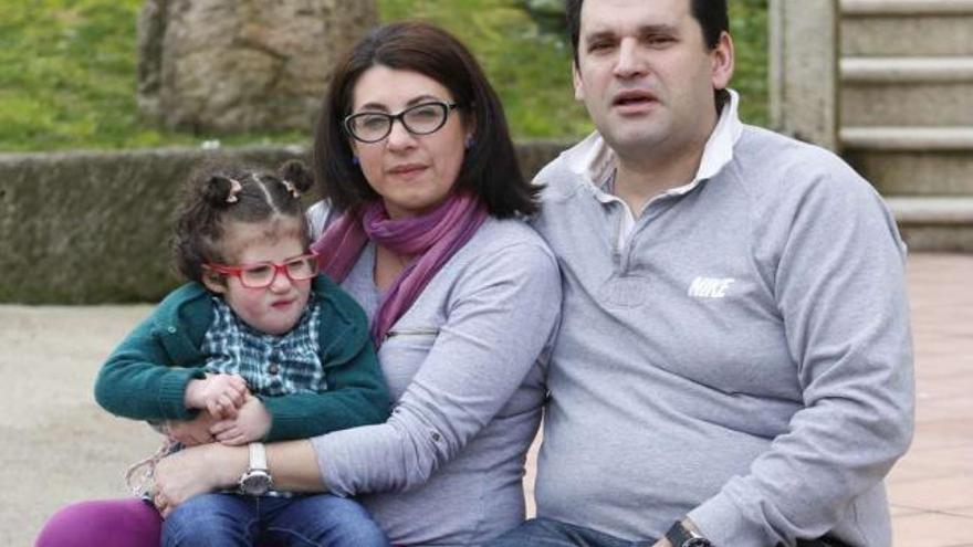 La pequeña Marta, con sus padres.  // Ricardo Grobas