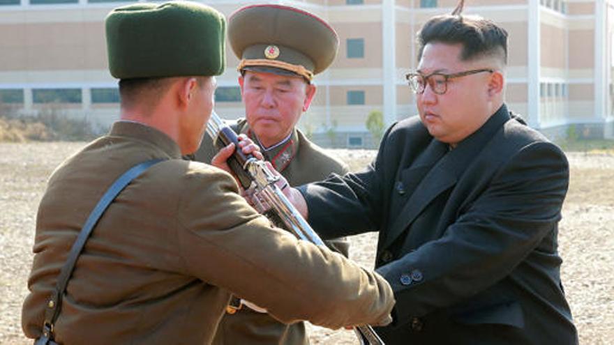 El líder norcoreano reparte rifles entre las tropas.