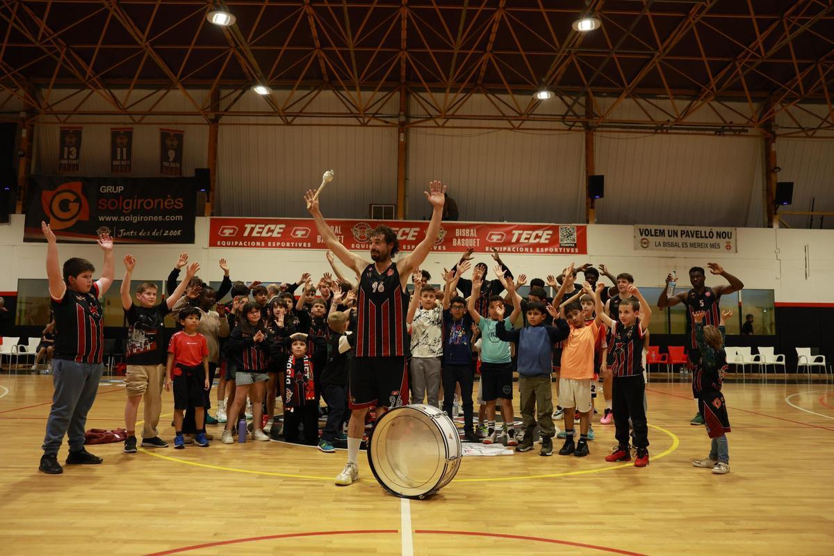 Torrent tocant el timbal a la celebració