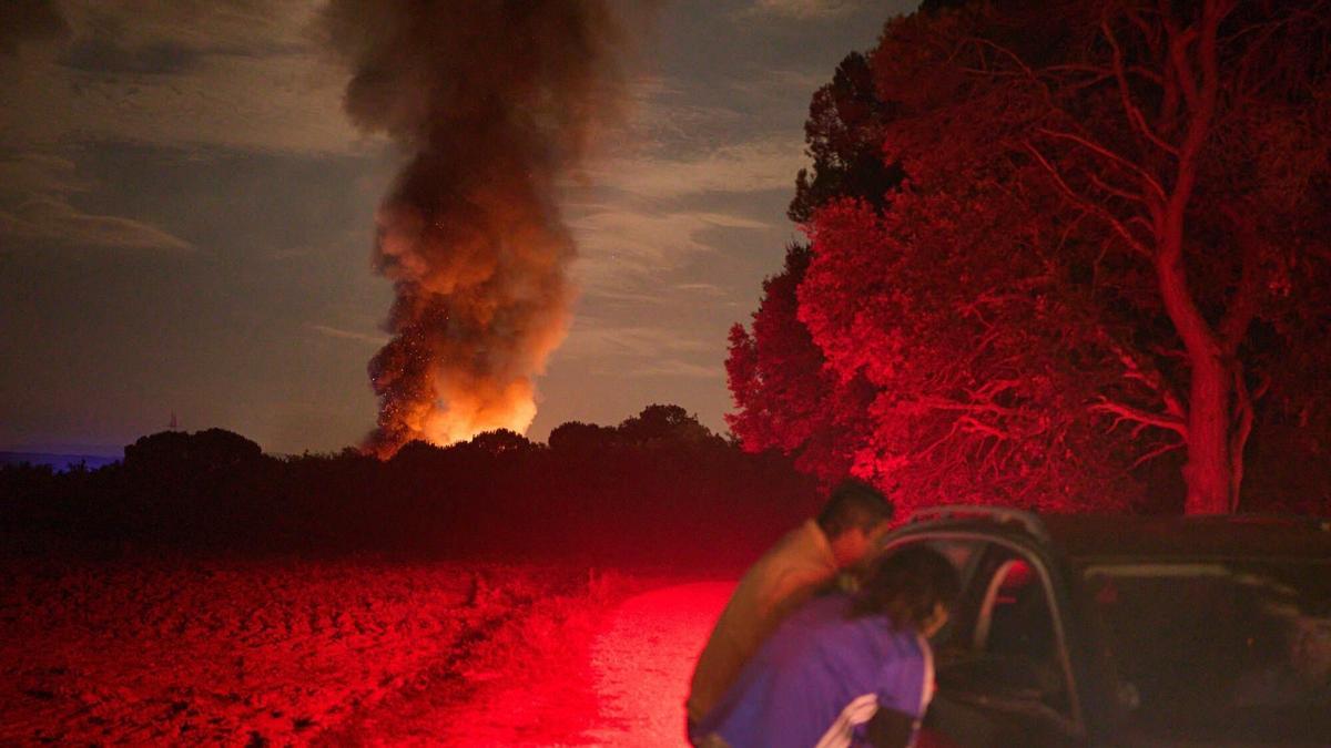 Un incendio provoca una nube tóxica y una espectacular columna de humo en Vilobí