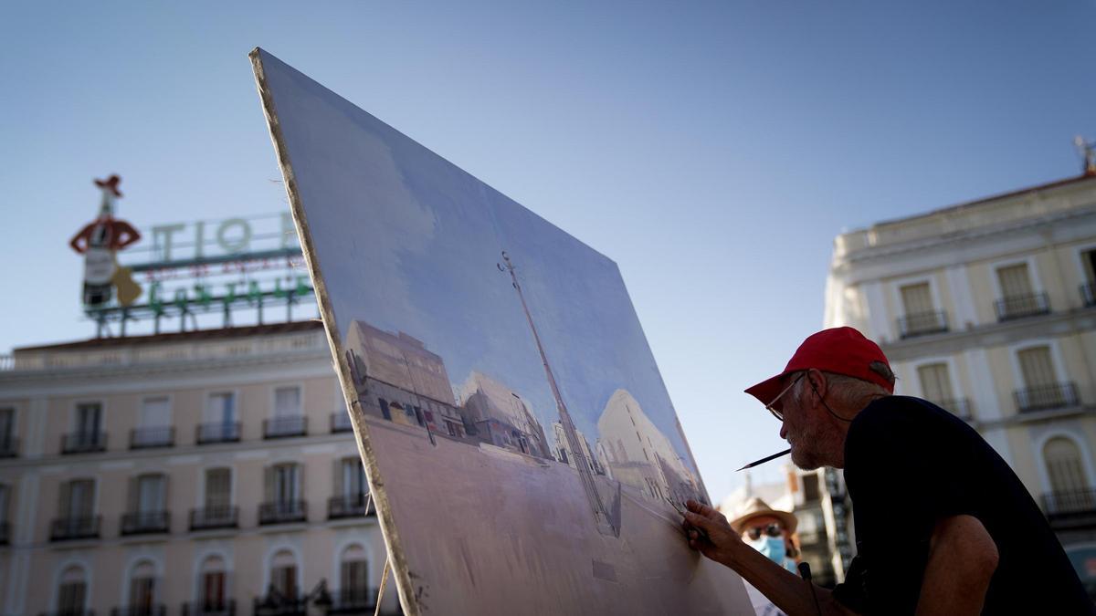 El pintor Antonio López, en la Puerta del Sol.