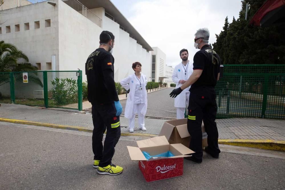 Los bomberos de Ibiza reparten material de protección en las residencias y centros de salud