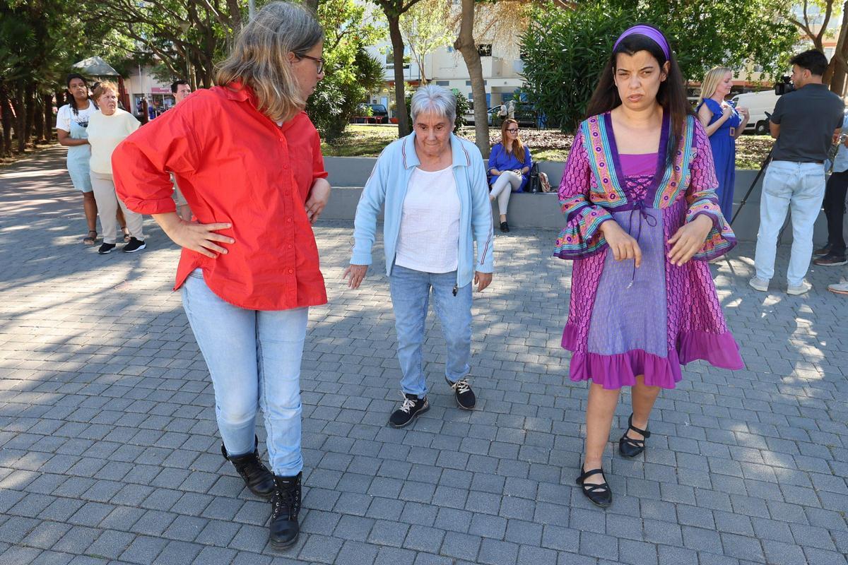 Una master class de modelaje en el Parque de la Paz, en imágenes