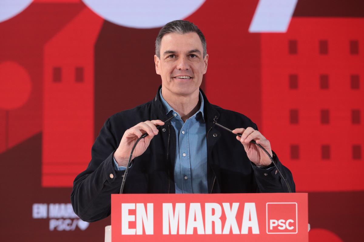 El líder del PSC, Salvador Illa; el secretario general del PSOE y presidente del Gobierno, Pedro Sánchez; y el candidato socialista a la alcaldía de Barcelona Jaume Collboni; intervienen en la clausura de la Convención Municipal del PSC en La Farga, a 2 de abril de 2023, en LHospitalet de Llobregat, Barcelona