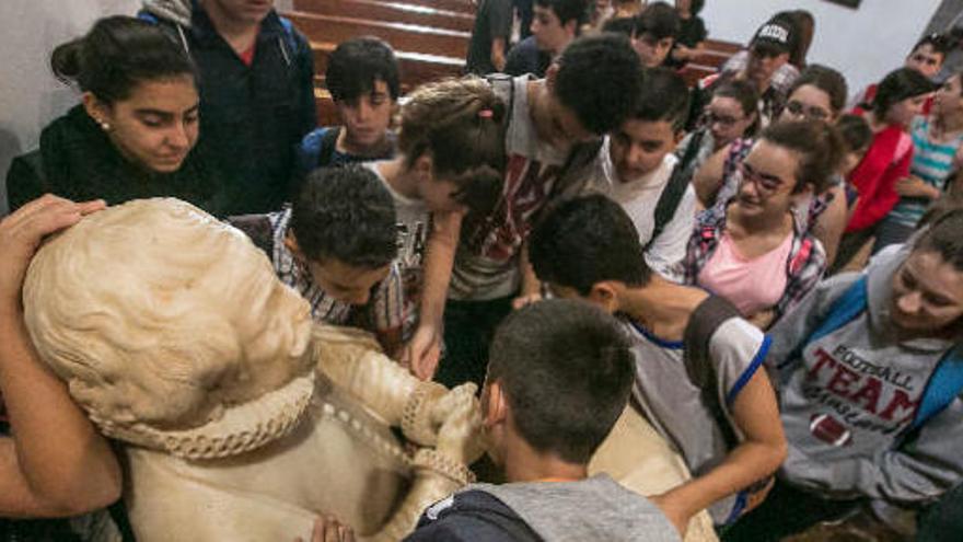 Chicos y las chicas contándole los botones a Juan de Ayala.