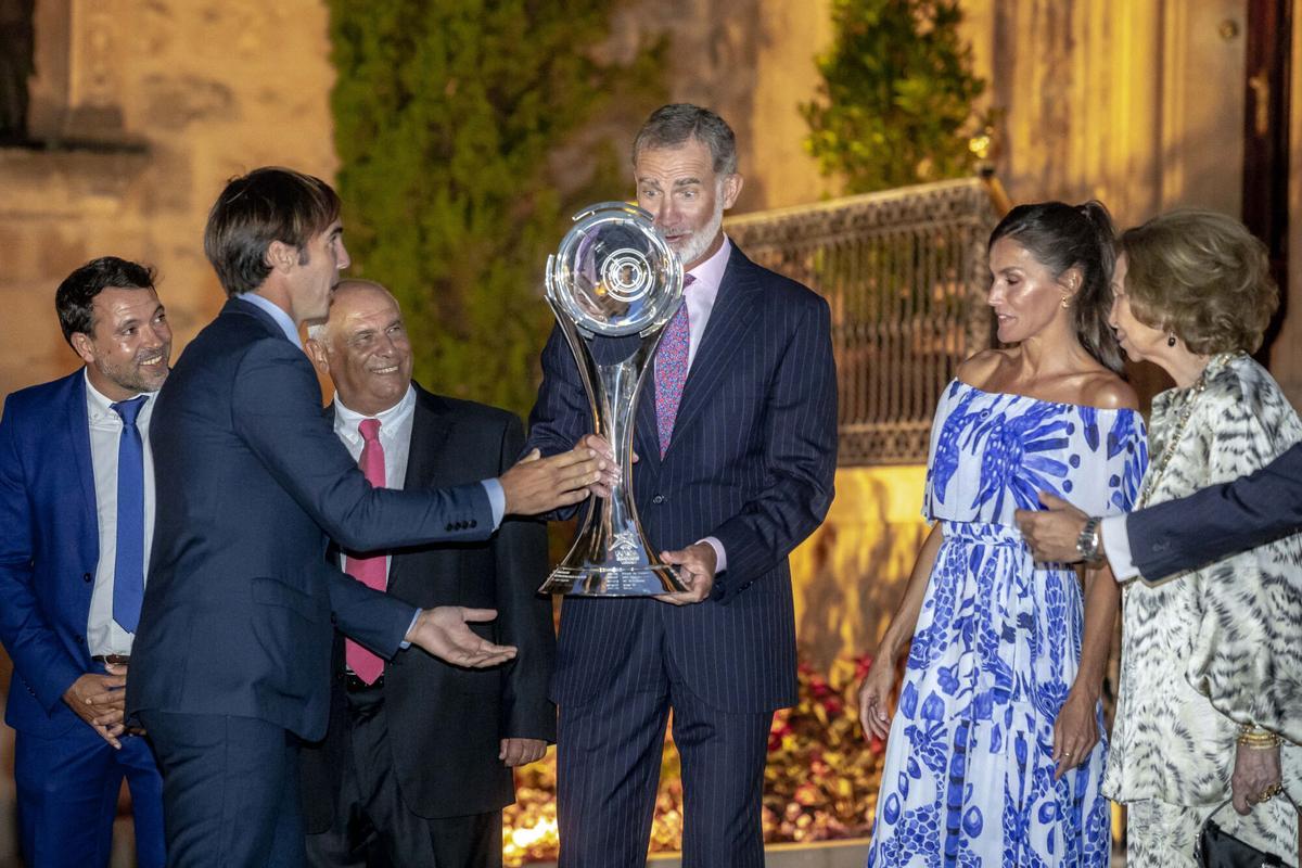La Familia Real recibió en 2023 la Champions League ganada por el Palma Futsal La Familia Real recibió en 2023 la Champions League ganada por el Palma Futsal