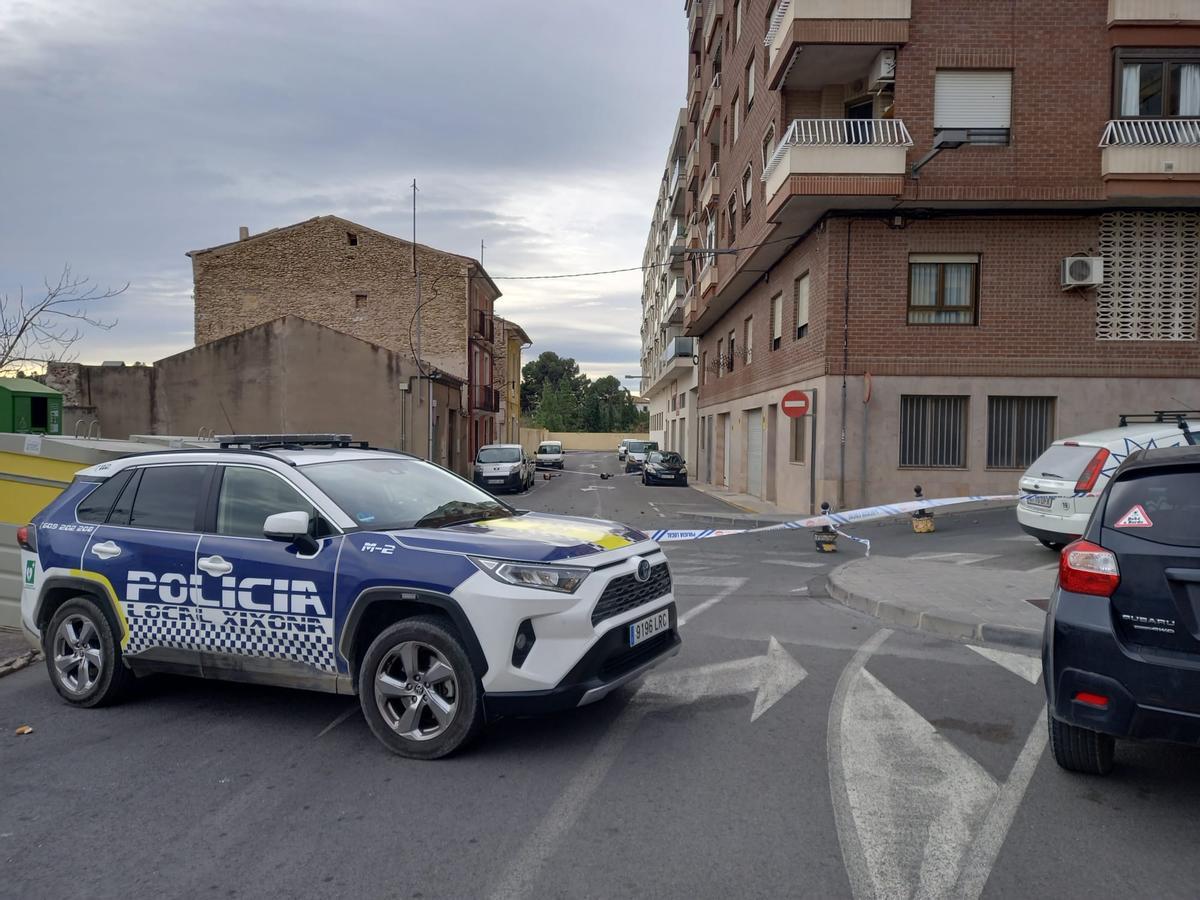 La zona de Xixona donde se produjeron los desprendimientos por el viento el lunes sigue cortada.