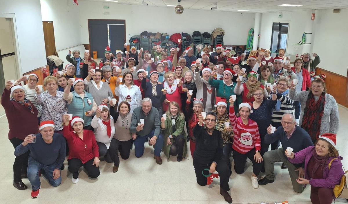 Sobre estas liñas, festa de Nadal
de ximnasia
de mantemento.
Á esquerda, Gala de Nadal do CPA Salceda.   | // D.P.