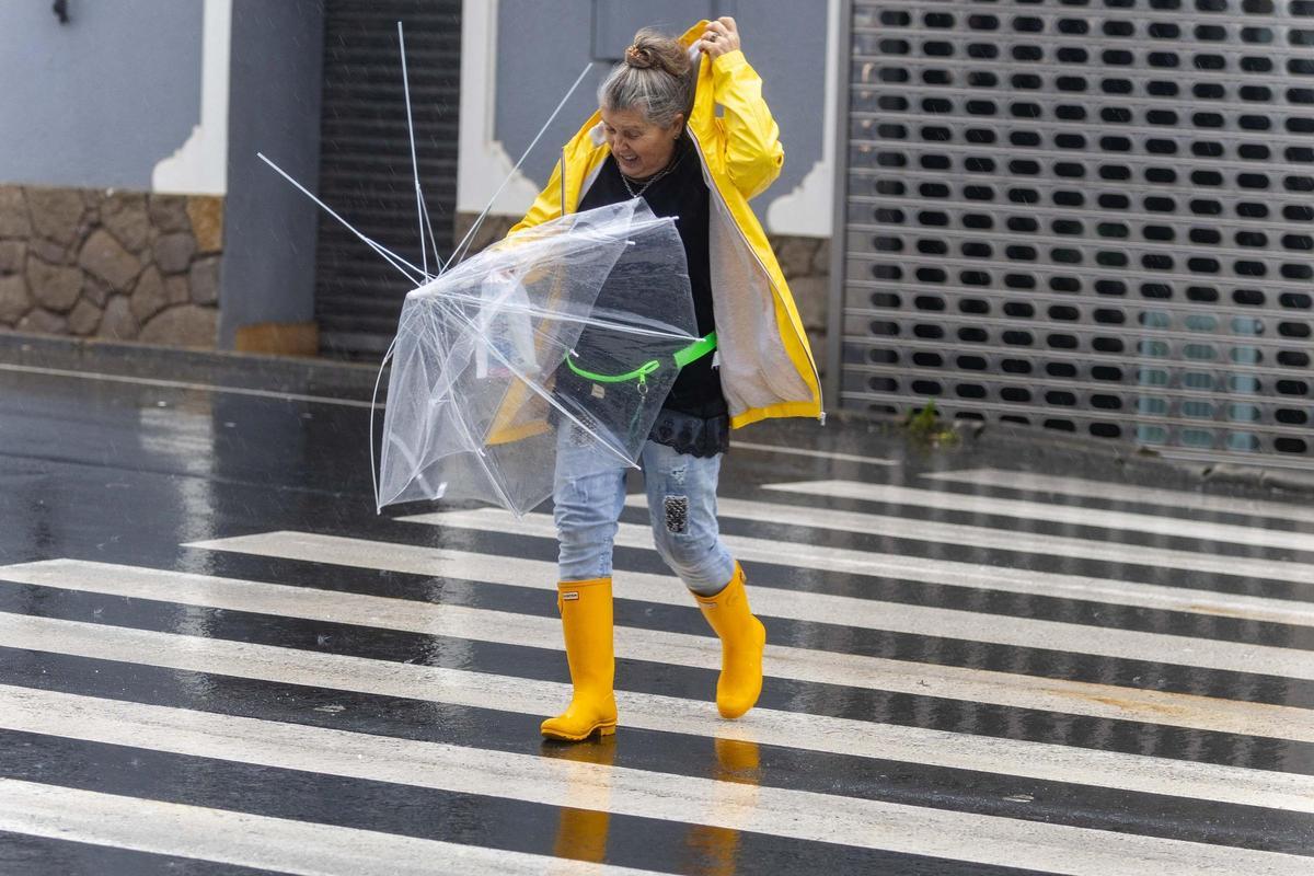 La borrasca Nils pone a prueba la fe en el paraguas (otra vez)