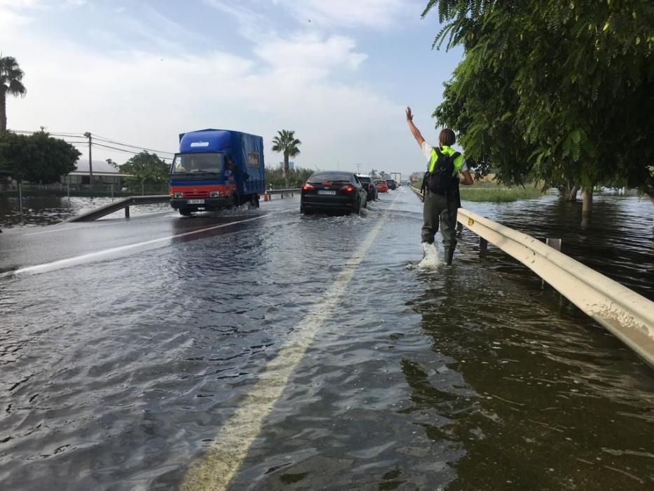 El agua rebosa en la N-332 a la altura de Guardamar