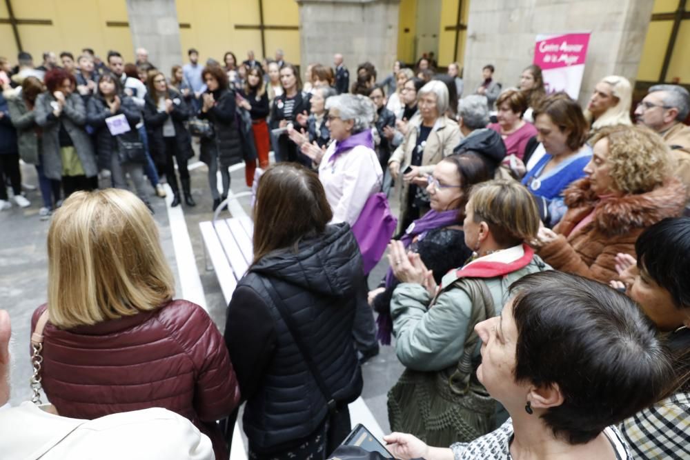 La alcaldesa de Gijón, Ana González, acude a los actos del Día contra la violencia de género