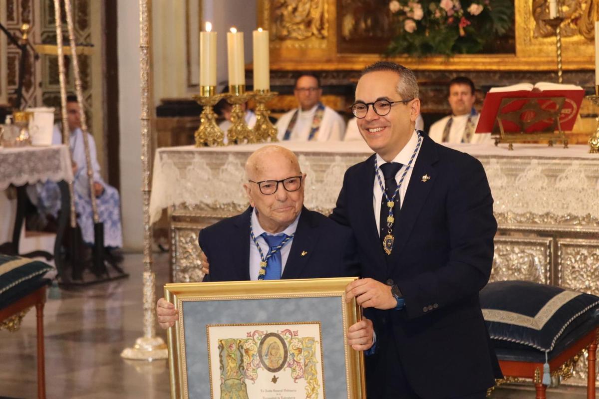 José Llamas en el momento de recoger la distinción.