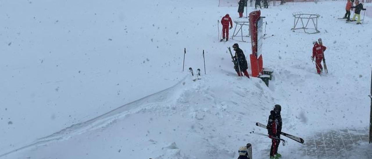 Usuarios,  ayer, en las pistas de Fuentes de Invierno.