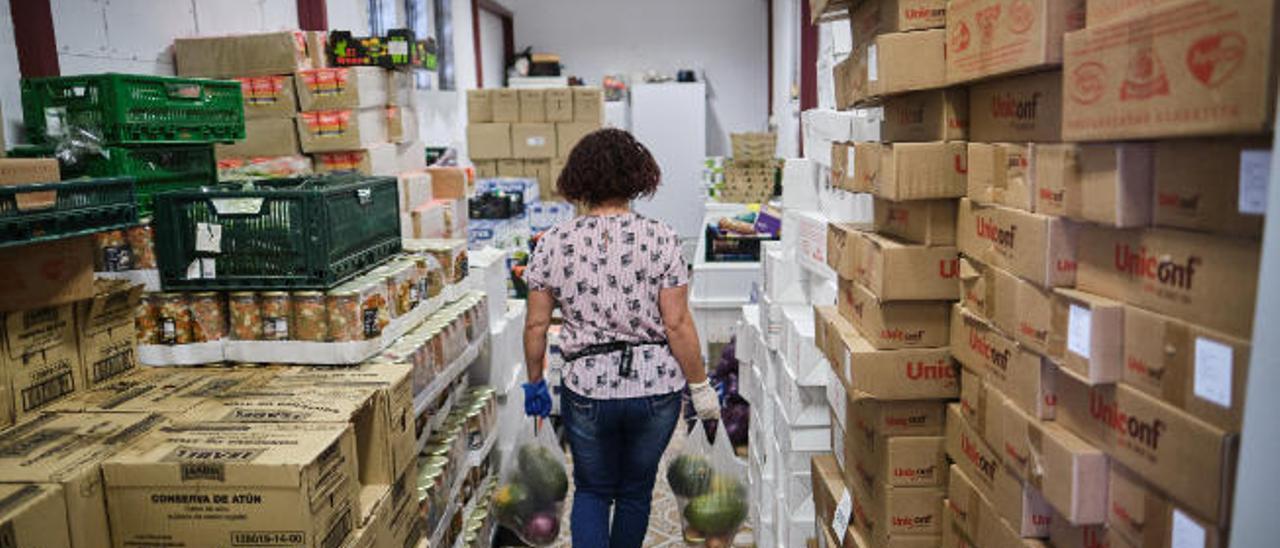 Una voluntaria en una organización social de reparto de alimentos.