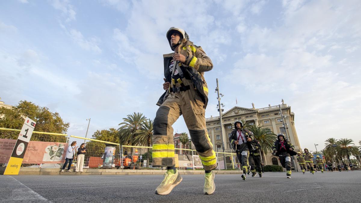 El grupo de bomberos participantes en el primer km de carrera