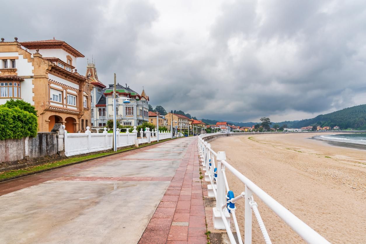 Paseo marítimo de Santa Marina en Ribadesella, con las casas de los indios frente al mar, Asturias.