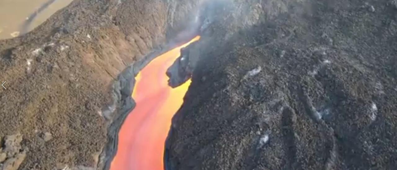 Rápido avance, el pasado jueves, de la colada del volcán de La Palma.