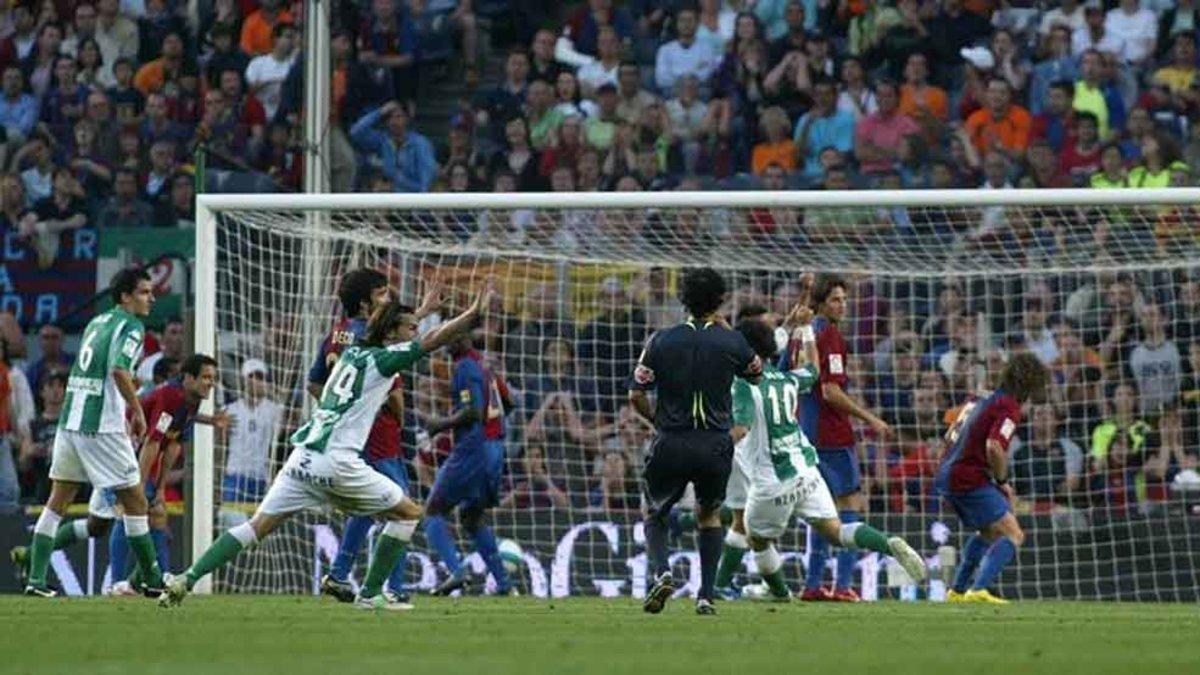 El gol de Rafael Sóbis fue un mazazo para el Barça 2006-2007. A falta de cuatro jornadas para el final cedió el liderato al Real Madrid y ya no lo recuperaría...
