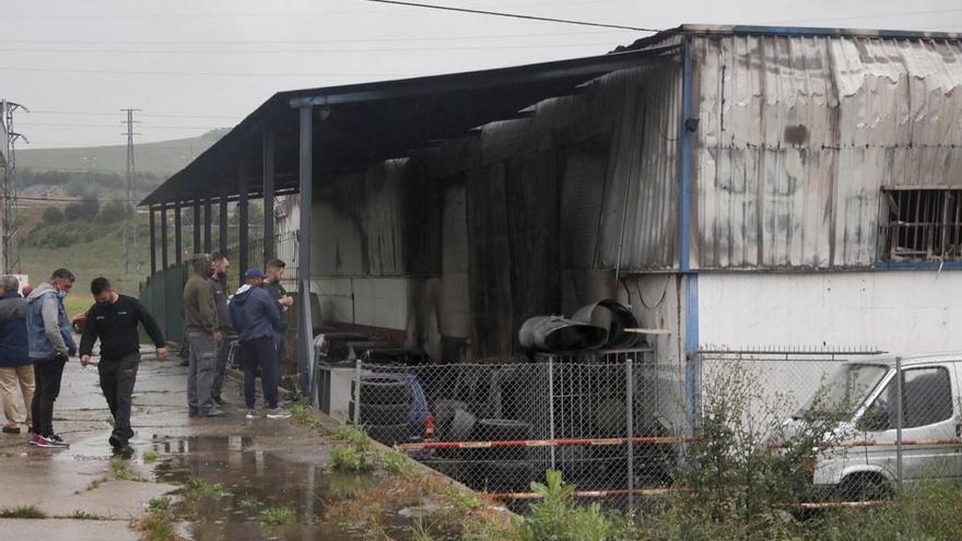 El fuego arrasa unos talleres en el polígono Amargacena con 45 vehículos en su interior