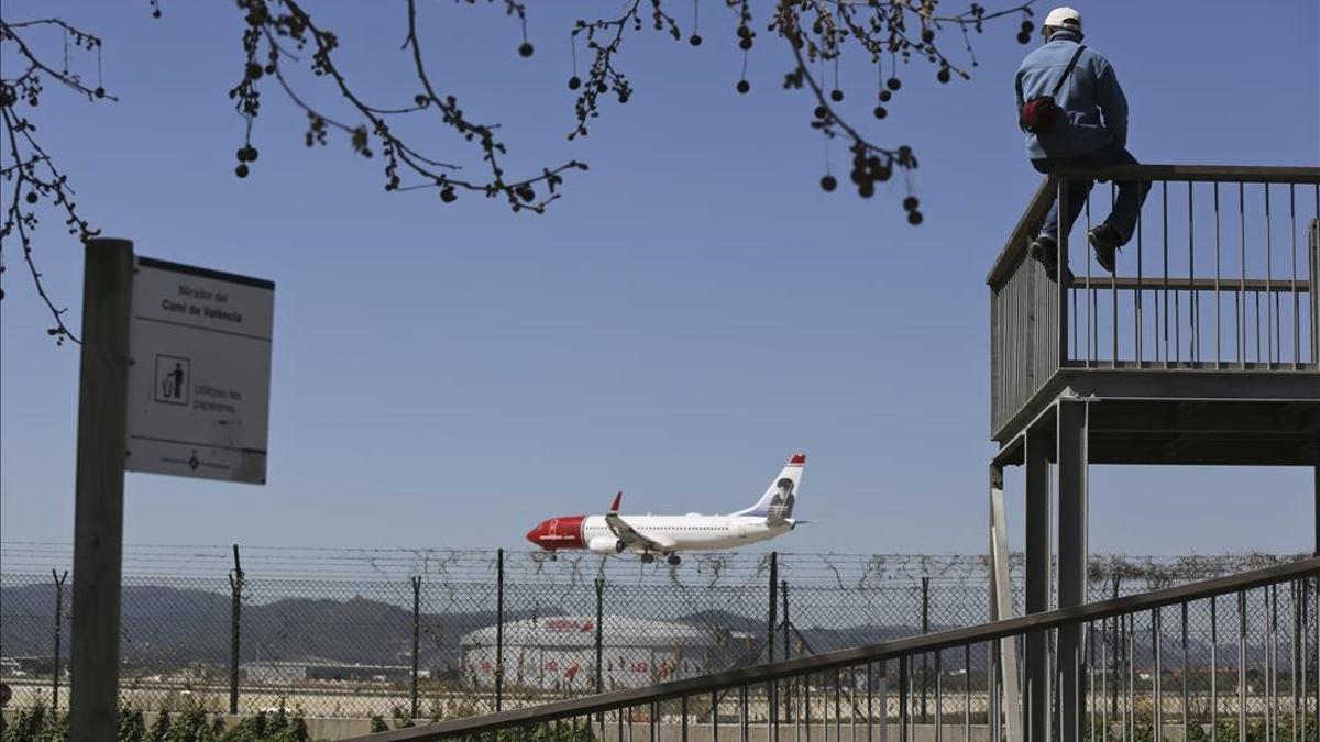 El Prat de Llobregat (Baix Llobregat) 27 03 2015   Economia     Reportaje sobre las companias low cost  En la foto un hombre observa el aterrizaje de un avion de Norwegian   FOTO  DANNY CAMINAL