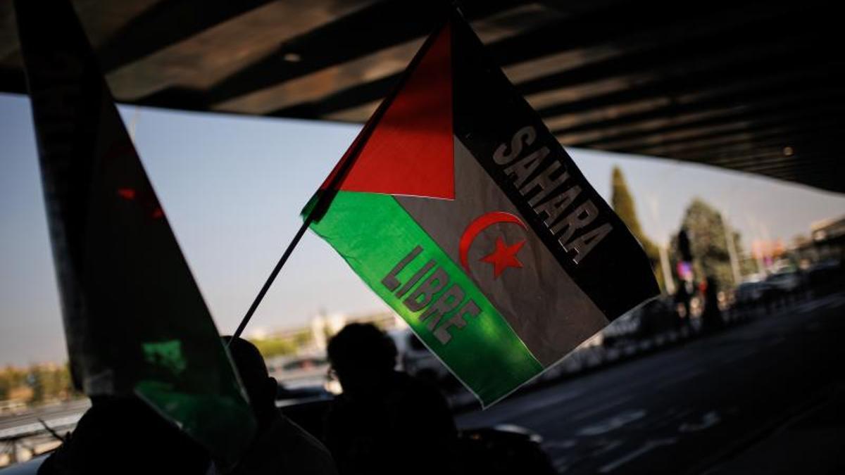 Una persona ondea una bandera saharaui en la Terminal 1 del aeropuerto de Barajas, el pasado 23 de spetiembre.