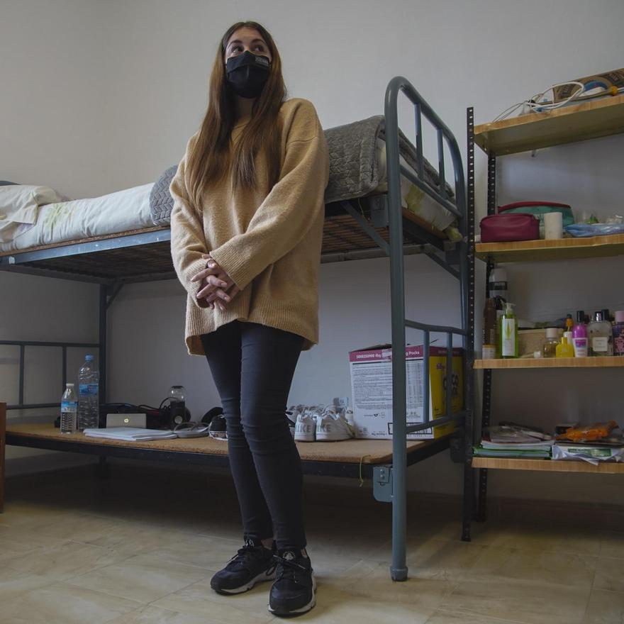 Minerva Monterrubio en su habitación, antes de cuatro alumnas y ahora solo de dos por el COVID