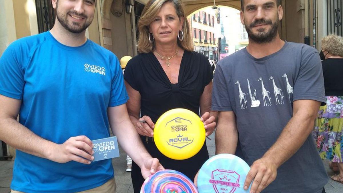 Por la izquierda, Carlos Fernández, director del torneo; la concejala Conchita Méndez y el jugador Rafael López Cancio, ayer, en el Ayuntamiento.