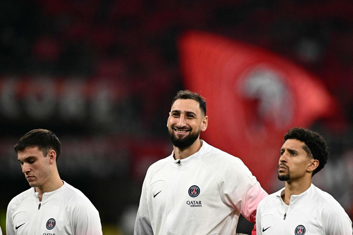 ¡Lluvia de insultos y billetes! Así han recibido en Milán a Donnarumma ¡Lluvia de insultos y billetes! Así han recibido en Milán a Donnarumma