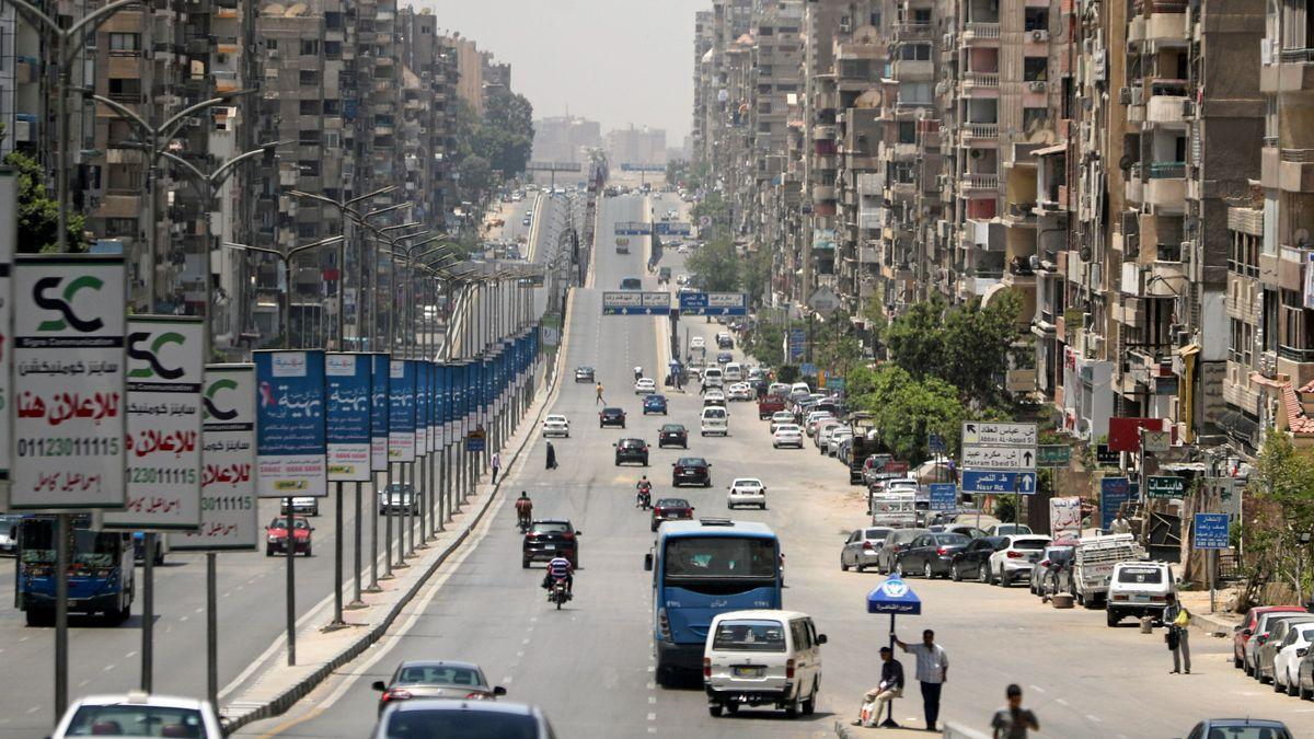 Coches en una calle en Nasr City, suburbio de El Cairo.