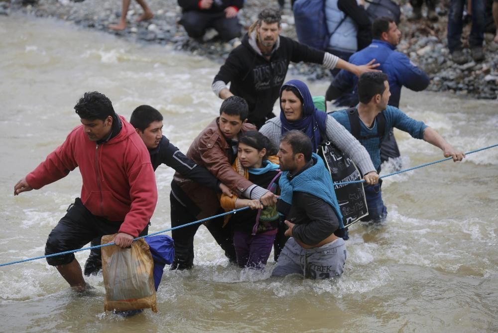 Miles de refugiados cruzan un río para acceder a Macedonia