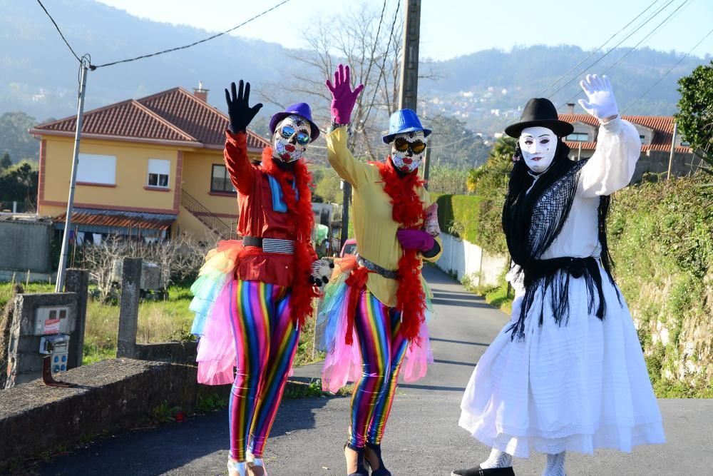 Colorido domingo de carnaval con el desfile de Cangas y la danza de Meira // Gonzalo Núñez