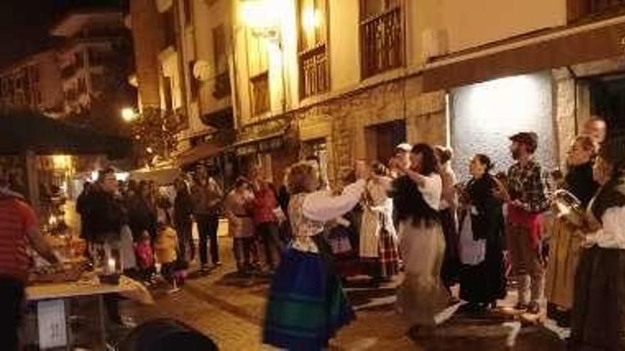 Bailes durante el amagüestu celebrado en Cangas de Onís.