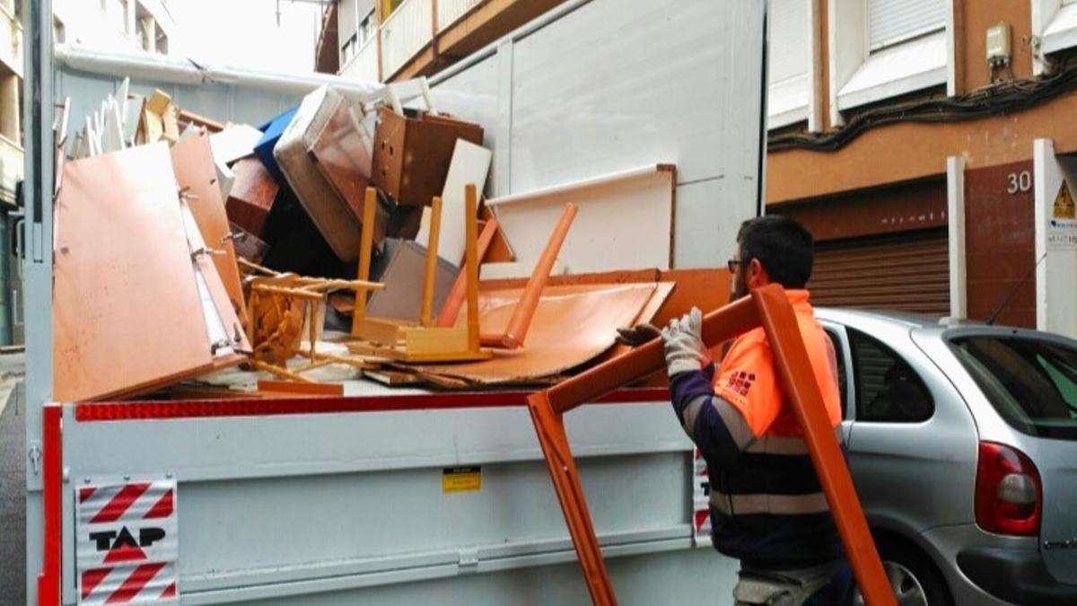 Imagen de archivo de un trabajador del servicio de recogida de muebles de Santa Coloma de Gramenet.