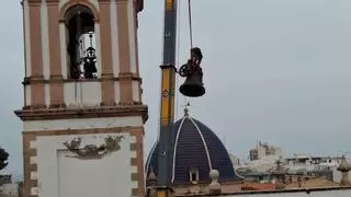 Campanas al vuelo en Dénia: la Maria de la Victòria, de 1.425 kilos, bajada del cielo como una pluma