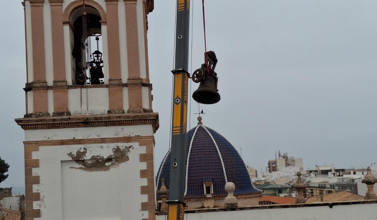 La gran campana de Dénia, la Maria de la Victòria, sobrevuela la Plaá de l'Ajuntament