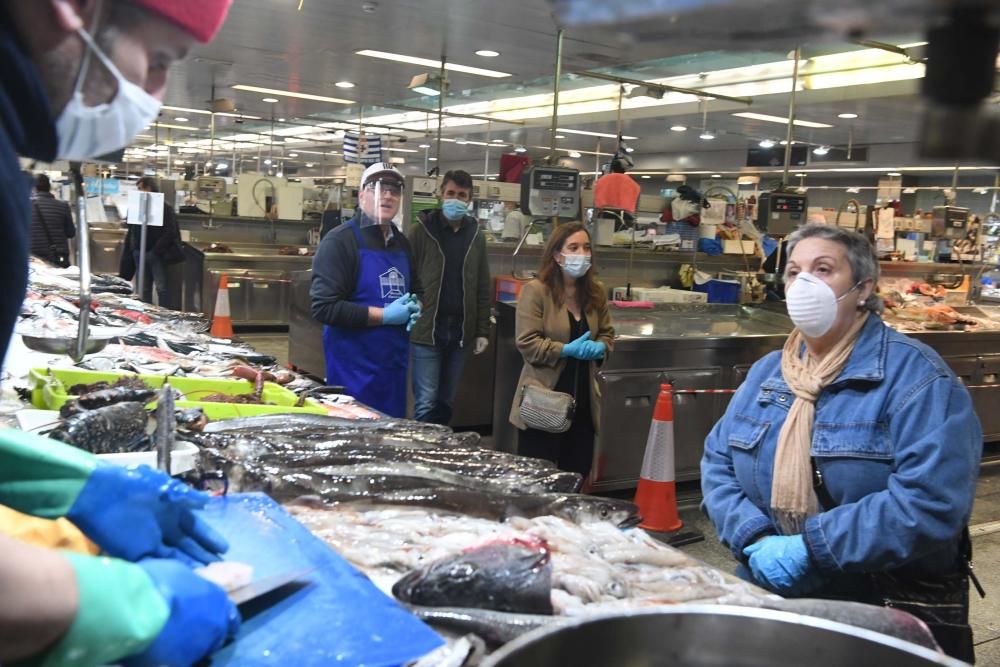 La alcaldesa Inés Rey visita los mercados municipales de Eusebio da Garda y San Agustín.