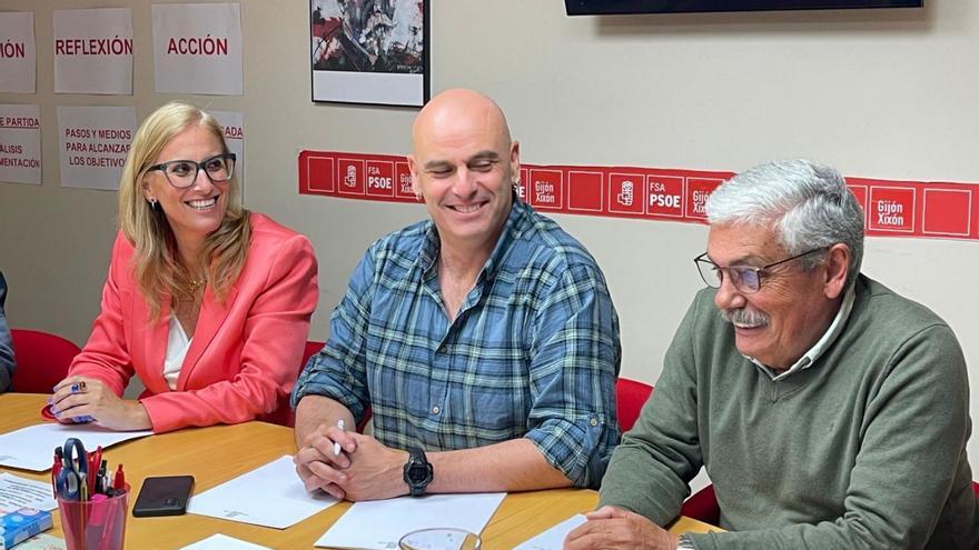 Por la izquierda, Lara Martínez, Monchu García y Luis Manuel Flórez, «Floro», ayer, en la reunión de la agrupación socialista en la Casa del Pueblo. |