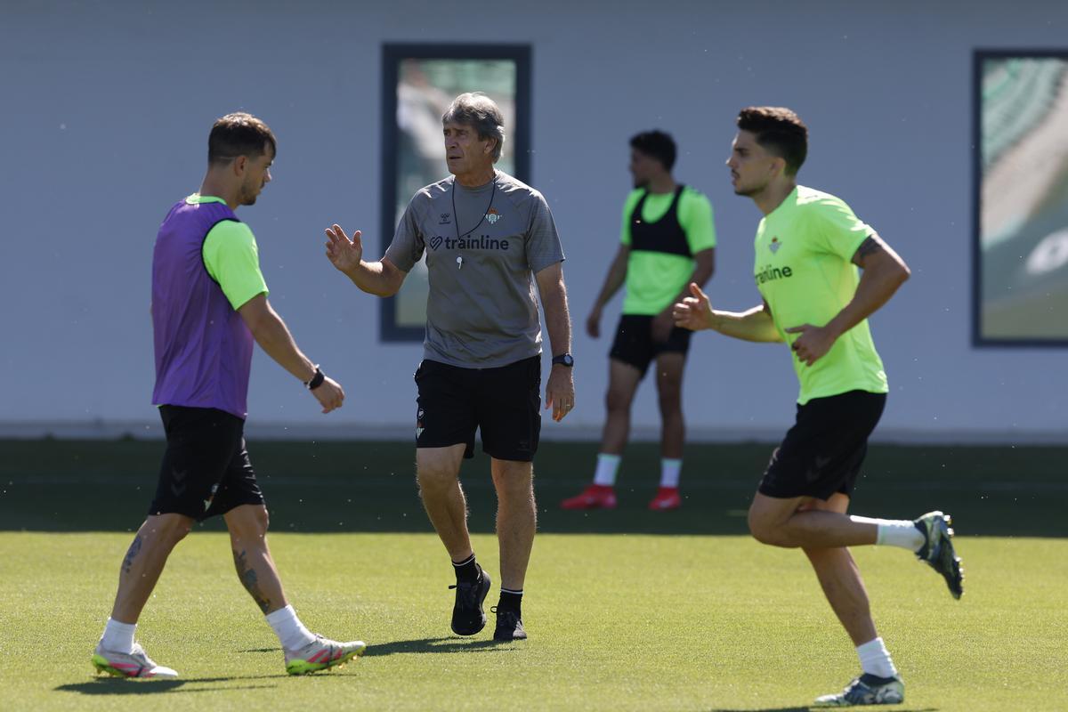 Pellegrini dirige el entrenamiento previo al Betis - Valencia