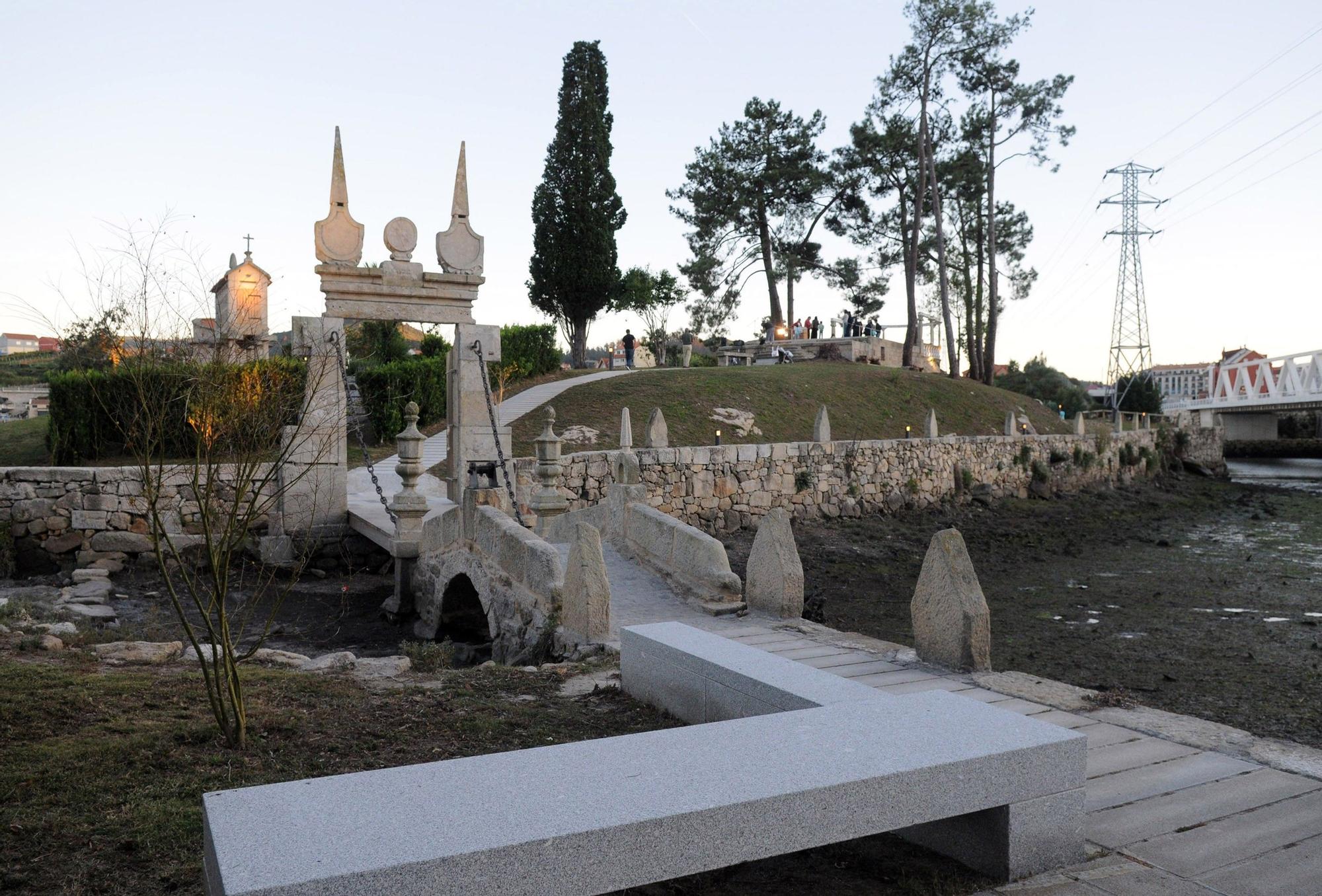 Acceso a la isla de Medal con un puente de piedra y otro levadizo