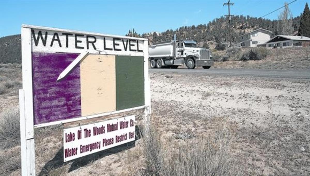 ALERTA ROJA. Un marcador mostrael nivell de la crisi al bosc de Los Padres,al centre de l’estat de Califòrnia.